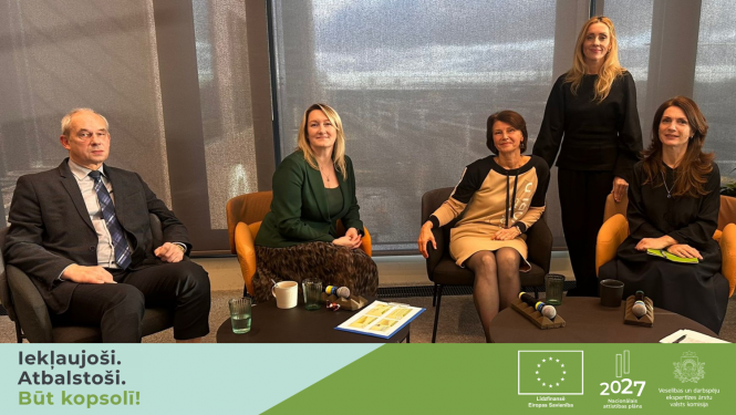 Pieci cilvēki TV studijā, četras sievietes un viens vīrietis, apakšā rakstīts: Iekļaujoši. Atbalstoši. Būt kopsolī!