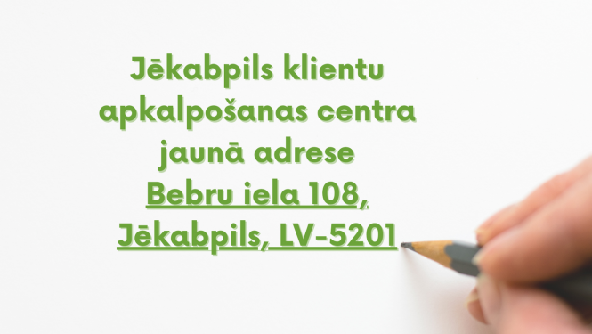 Roka, kura tur rokas zīlumi un informatīvs uzraksts par adreses maiņu