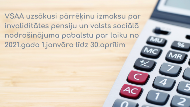 Kalkulators uz galda