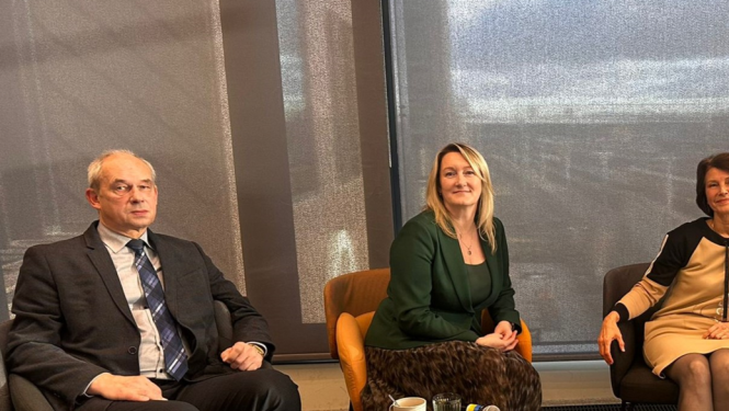 Pieci cilvēki TV studijā, četras sievietes un viens vīrietis, apakšā rakstīts: Iekļaujoši. Atbalstoši. Būt kopsolī!