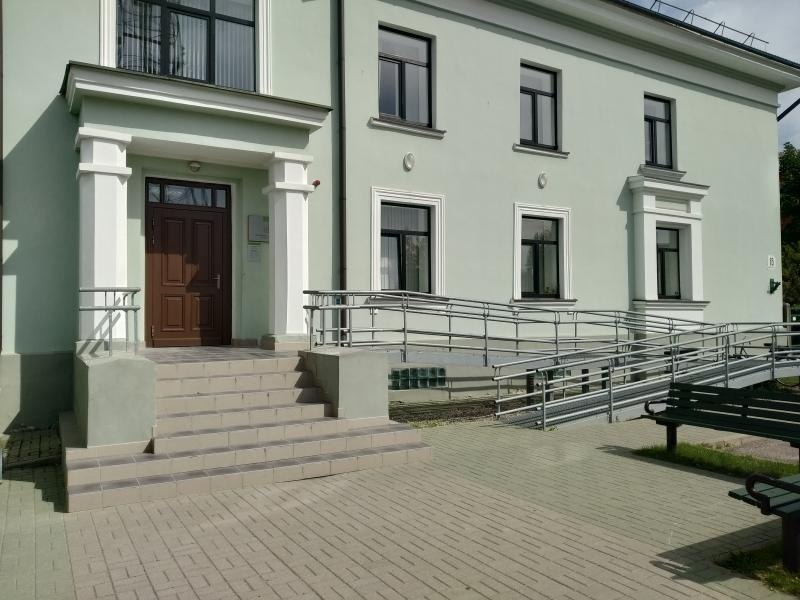 Balta ēka, invalīdu uzbrauktuves