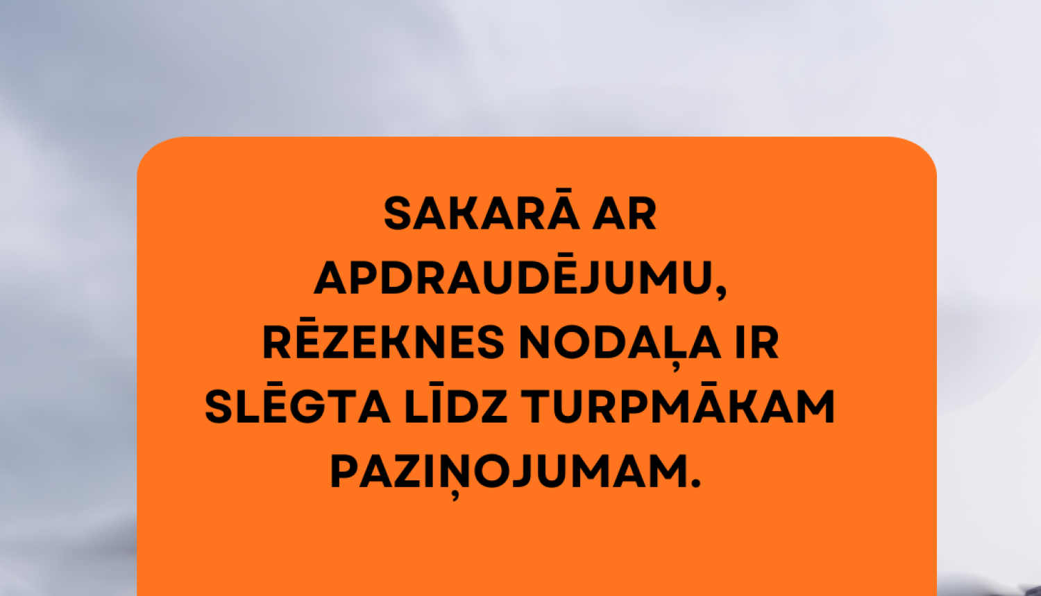 informatīvs teksts aprakstā uz oranža fona