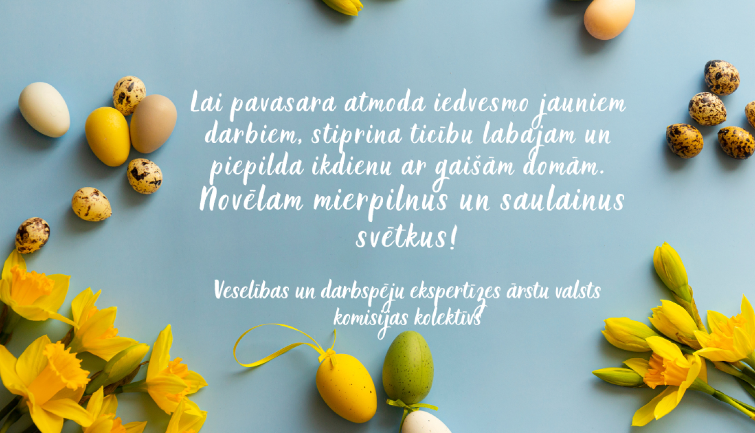 Apsveikuma teksts aprakstā, ziedi narcices, olas krāsotas, saulaina noskaņa