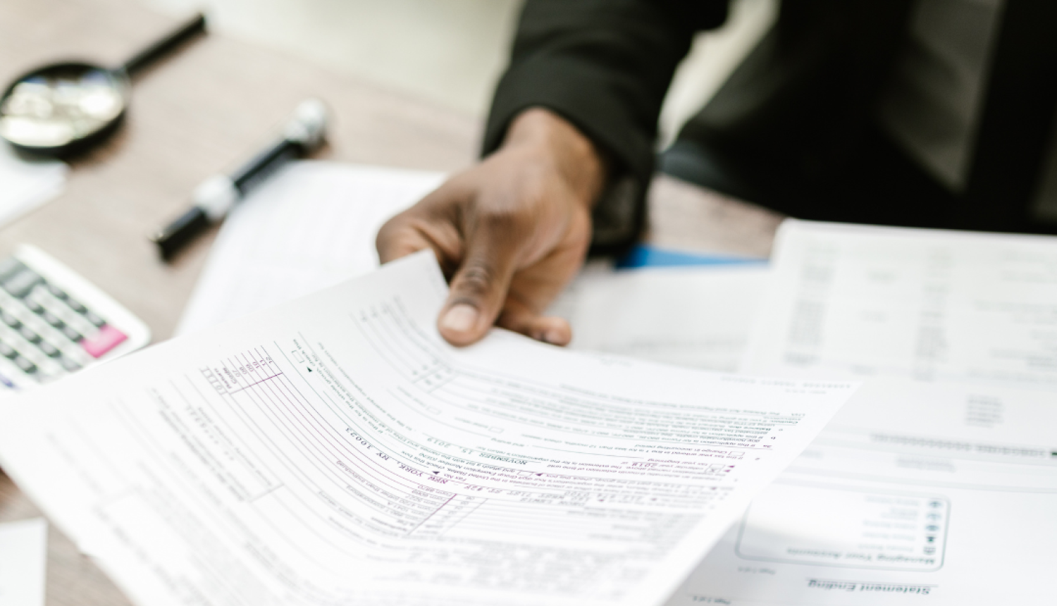 cilvēku rokas, kas pasniedz viena otrai dokumentus